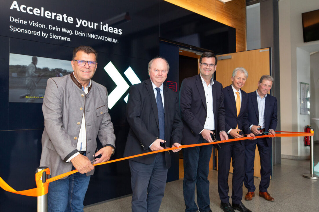 Amberg. Die OTH Amberg-Weiden hat das Siemens Innovatorium feierlich wiedereröffnet. Der erneuerte Hörsaal mit LED-Wand steht für über 30 Jahre Partnerschaft mit der Siemens AG und stärkt den Austausch von Wissenschaft und Praxis.