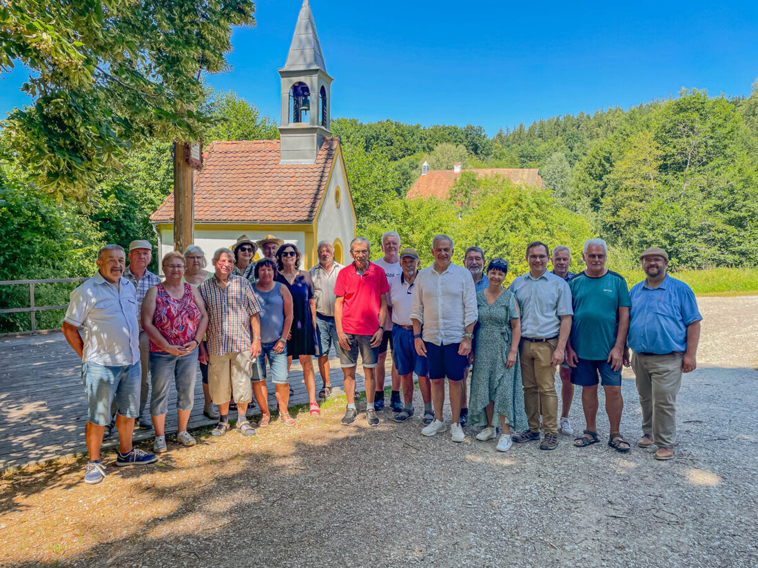 Kemnath. Der Mitarbeiter- und Pensionärsverein Siemens Kemnath besuchte das Freilandmuseum Neusath-Perschen und erhielt tiefe Einblicke in die Kultur und Geschichte der Oberpfalz. Organisiert von Hans Walter, ermöglichte der Ausflug ein umfassendes Verständnis der regionalen Identität und Vergangenheit.