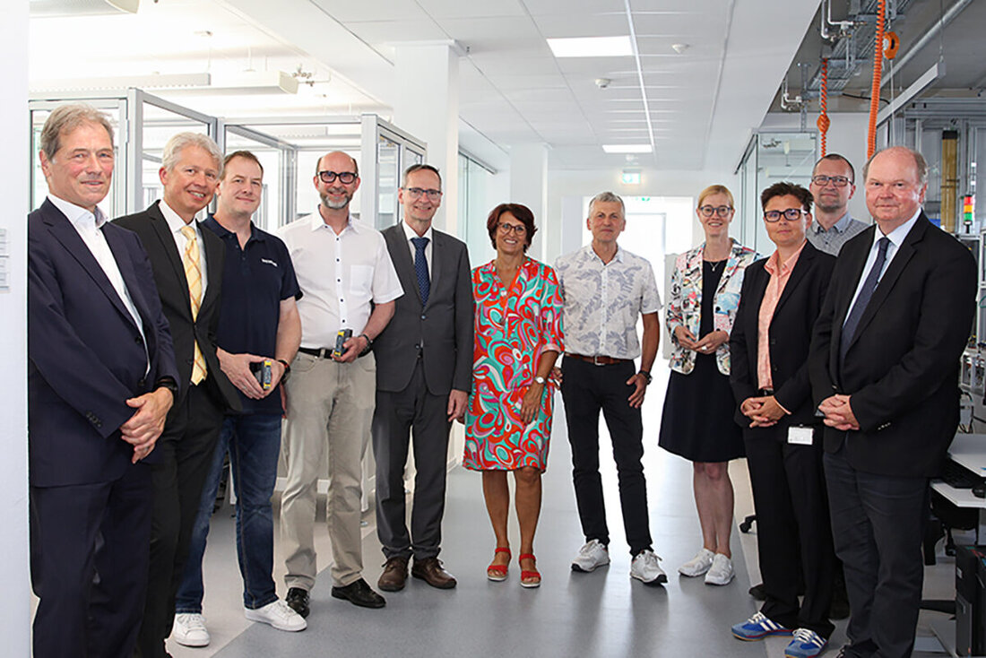 Amberg. Die OTH Amberg-Weiden setzt auf praxisnahe Forschung und Lehre – und das gemeinsam mit starken Partnern aus der Wirtschaft. Ein aktuelles Beispiel für diese erfolgreiche Zusammenarbeit ist die Sachspende der Siemens AG Amberg, mit der die digitale Modellfabrik der Hochschule weiter zur digitalen Fabrik der Zukunft ausgebaut wird.