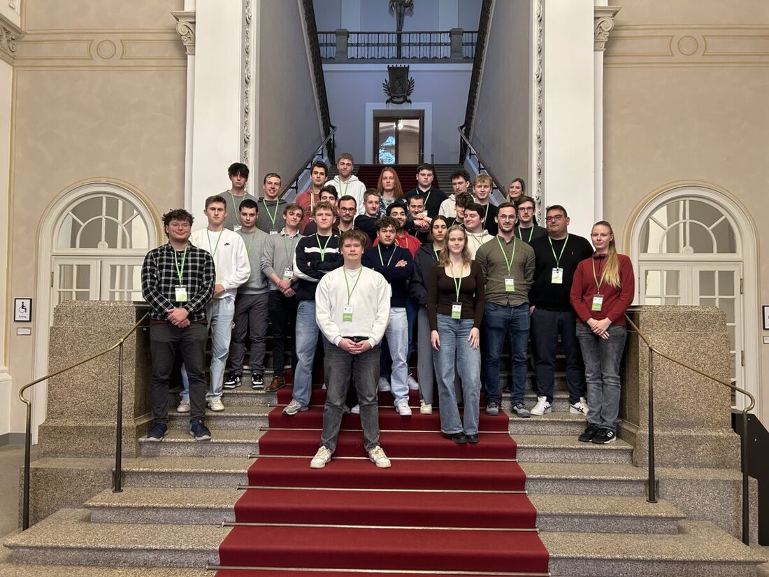 Amberg/München. Der Bayerische Landtag wurde kürzlich Schauplatz einer außergewöhnlichen Begegnung zwischen Politik und der jüngeren Generation. Eine Gruppe von 30 dual Studierenden von Siemens am Standort Amberg erhielt die Chance, einen tiefen Einblick in die Welt der Politik zu bekommen.