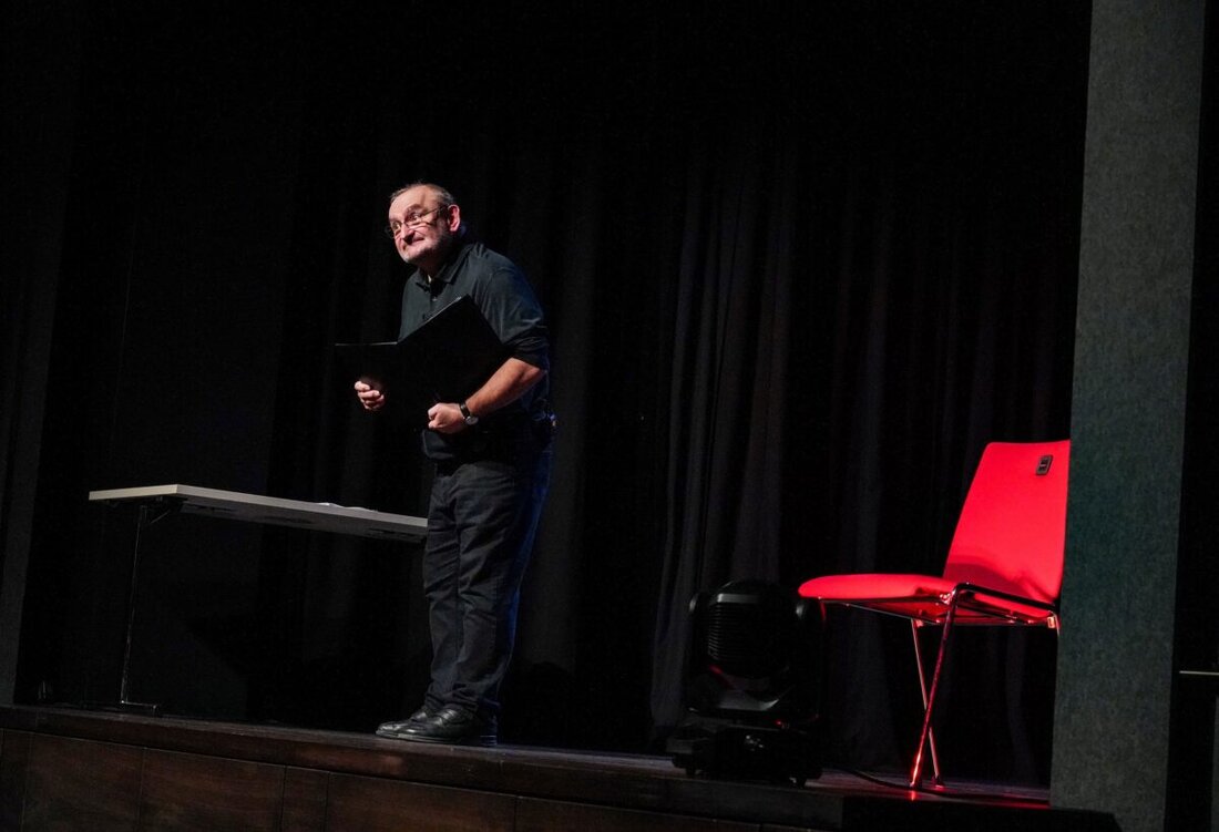 Theuern. Sigi Zimmerschied begeisterte mit seinem Kabarettprogramm "Dopplerleben" das Publikum im Kultur-Schloss Theuern und zog es in die Welt einer Fälscherdynastie.