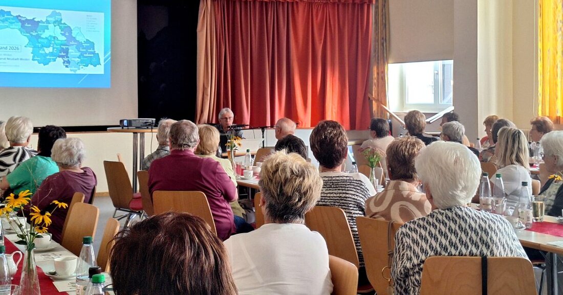 Schirmitz. Großer Andrang bei den Pfarrei-Senioren: Altbürgermeister Karl Balk führte mit Bildern durch Geschichte und Gegenwart, vom 800-jährigen Jubiläum bis zur Silbermedaille im Wettbewerb „Unser Dorf hat Zukunft“.