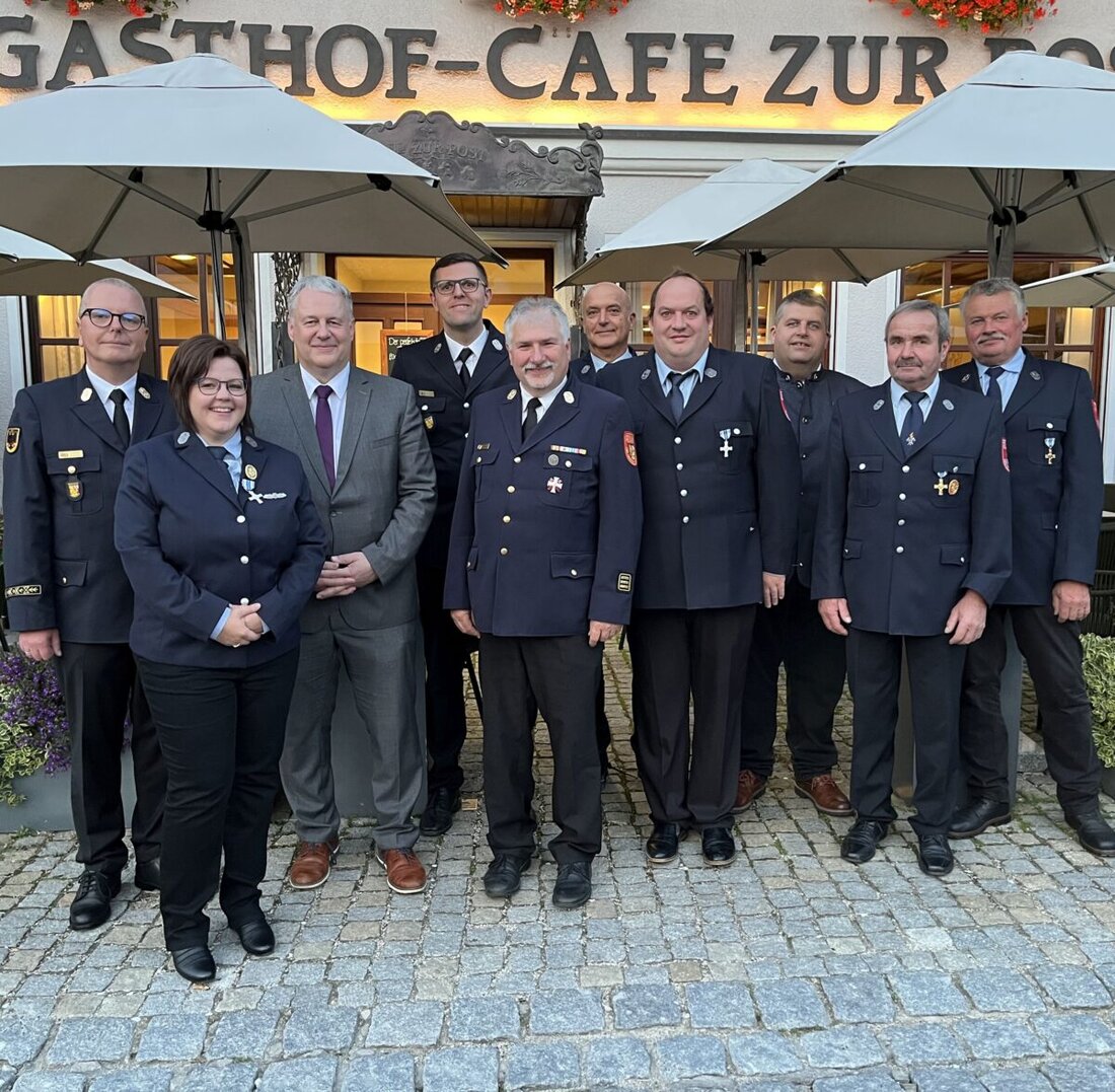 Königstein/Illschwang. Kathrin Sommer und Christian Struppeck wurden für 25 Jahre Dienst in der Feuerwehr mit dem Ehrenzeichen in Silber vom Freistaat Bayern geehrt. Landrat Richard Reisinger lobte ihre enorme Leistung bei einem Ehrungsabend.