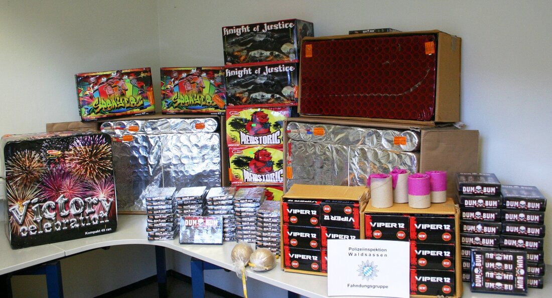 Waldsassen. Drei niederländische Staatsangehörige wollten über die kommenden Feiertage wohl ein Großfeuerwerk veranstalten: Bei einer Kontrolle heute Nachmittag konnten die Schleierfahnder der Polizei Waldsassen kaum ihren Augen trauen. Als sie die [&hellip;]