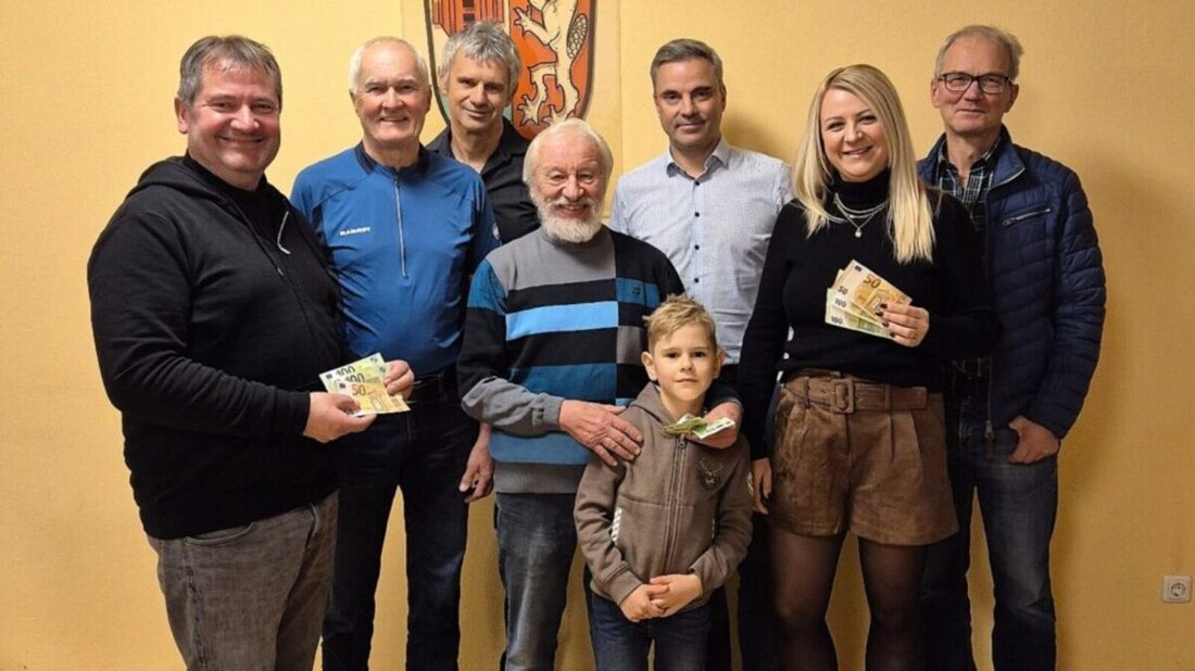 Vorbach. Der Silvesterlauf vereint Sport und Solidarität: Aus freiwilligen Beiträgen der rund 500 Teilnehmenden gingen 750 Euro an drei Einrichtungen. Bei der Übergabe im Gemeindezentrum zeigte sich die starke Dorfgemeinschaft.
