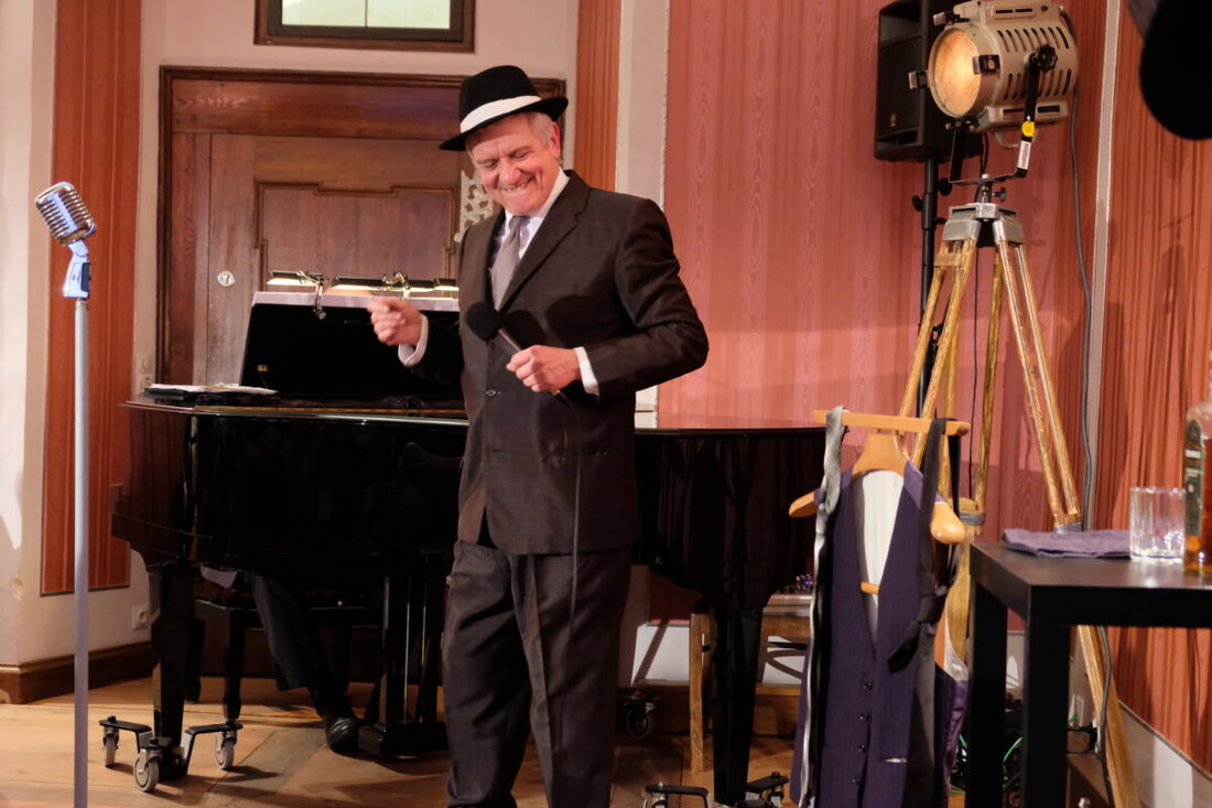 Speinshart. Im Kloster erweckte Michael Ophelders mit Gesang und Geschichten die Stimme Amerikas zu neuem Leben. Begleitet von Ulli Forster am Flügel spannte er einen Bogen von frühen Balladen bis zu "New York, New York".