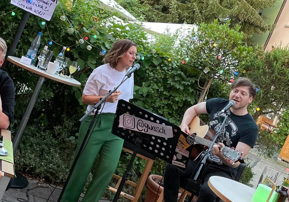 Wernberg-Köblitz. Das Musik Café B14 in Wernberg-Köblitz lädt zum Sing-Along mit Gwasch vom 23. April bis zum 25. September 2025 ein, wo Besucher ihre Wunschsongs aus einem vielseitigen Songbook auswählen und gemeinsam singen können. Tickets sind auf okticket.de erhältlich.