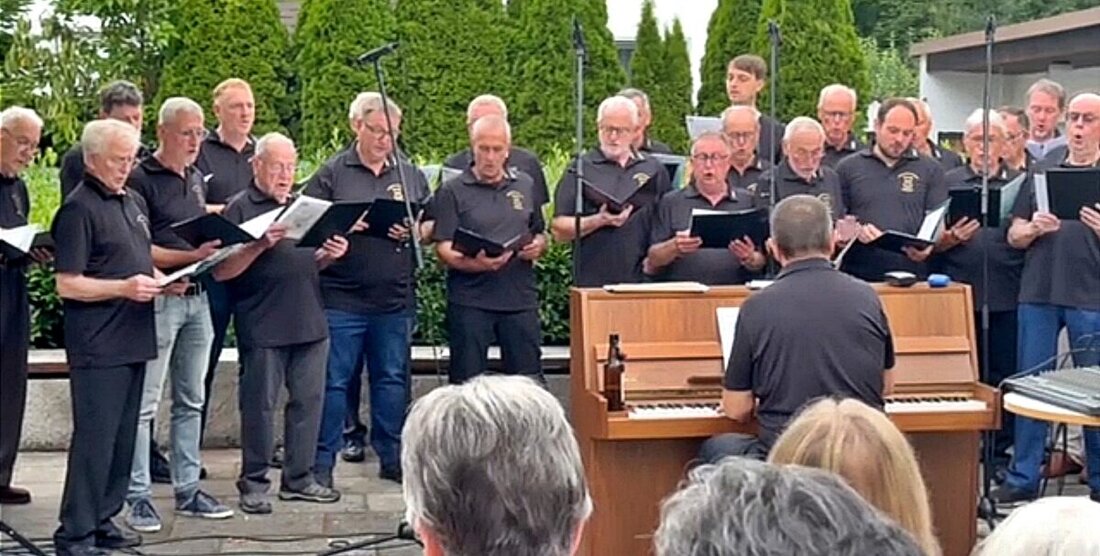 Schirmitz. Fast hätte das Wetter dem Abend einen Strich durch die Rechnung gemacht: Bedrohlich zogen am Donnerstagabend dunkle Wolken über Schirmitz. Nieselregen zu Beginn – genug, um Schirme aufzuspannen, aber nicht, um die Stimmung zu trüben. Zahlreiche Besucher strömten gut gelaunt zum Rathausplatz, wo der Männergesangsverein Frohsinn zum zweiten Mal zum „Singen am Dorfplatz“ eingeladen hatte.