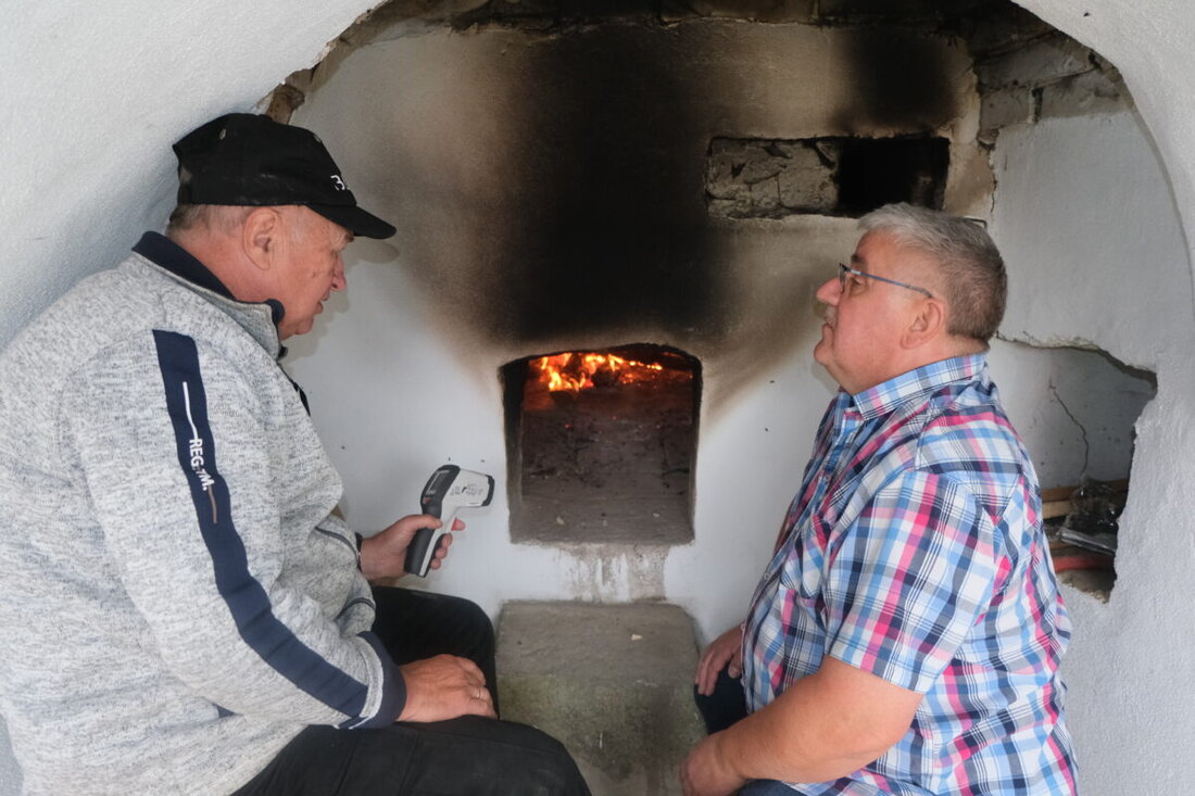 Floß. Waldverein und Markt feierten in Schönbrunn ein Fest für den restaurierten Holzbackofen mit vielen Gästen, Zwiebel- und Flammkuchen, und es soll künftig jährlich stattfinden.