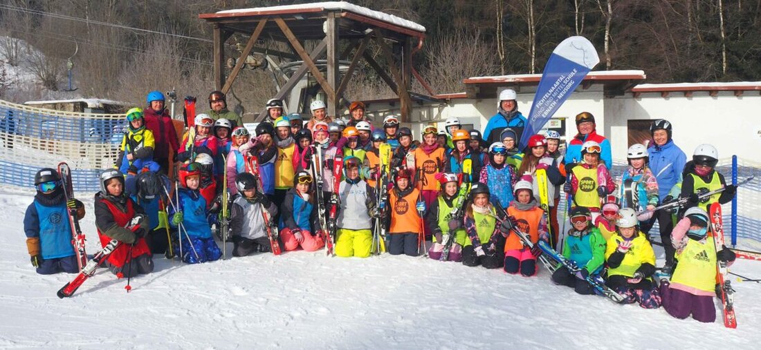 Neubau. Bei Sonne und Top-Pisten absolvierten die dritten Klassen der Fichtelnaabtal-Grundschule Neusorg einen viertägigen Skikurs auf der Bleaml Alm; 48 Kinder lernten Bremsen und Bogenfahren. Der Elternbeirat versorgte alle.