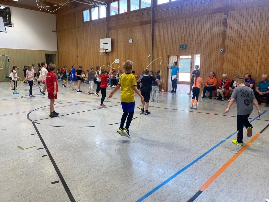 Leuchtenberg. Bewegung, Rhythmus und Teamgeist standen im Mittelpunkt eines sportlichen Vormittags an der Grundschule Leuchtenberg. Hier fand der Workshop „Skipping Hearts – Seilspringen macht Schule“ für die Jahrgangsstufen drei und vier statt. 