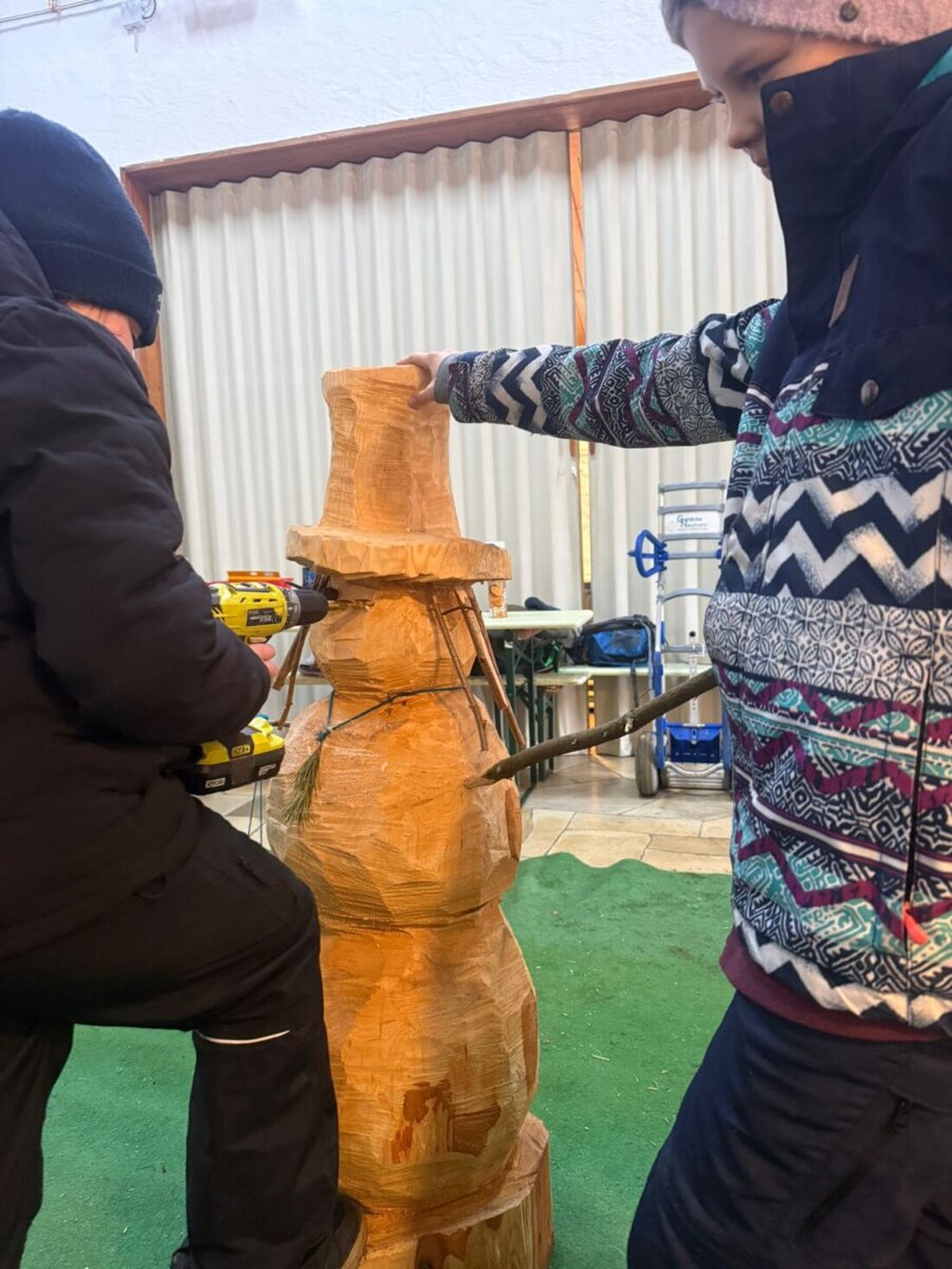 Trabitz. Fünf Tage lang waren Kinder und Jugendliche zusammen mit zwei Bildhauer:innen aktiv, haben mit Naturmaterialien experimentiert und ihren eigenen künstlerischen Ausdruck entdeckt. Das Ergebnis: Skulpturen rund um die Entdeckerkirche in Trabitz können und wollen sich sehen lassen. Am 2. April um 15 Uhr wird der Skulpturenpark offiziell eröffnet und macht den Weg frei für ein nachhaltiges Kunsterlebnis inmitten der Natur.
