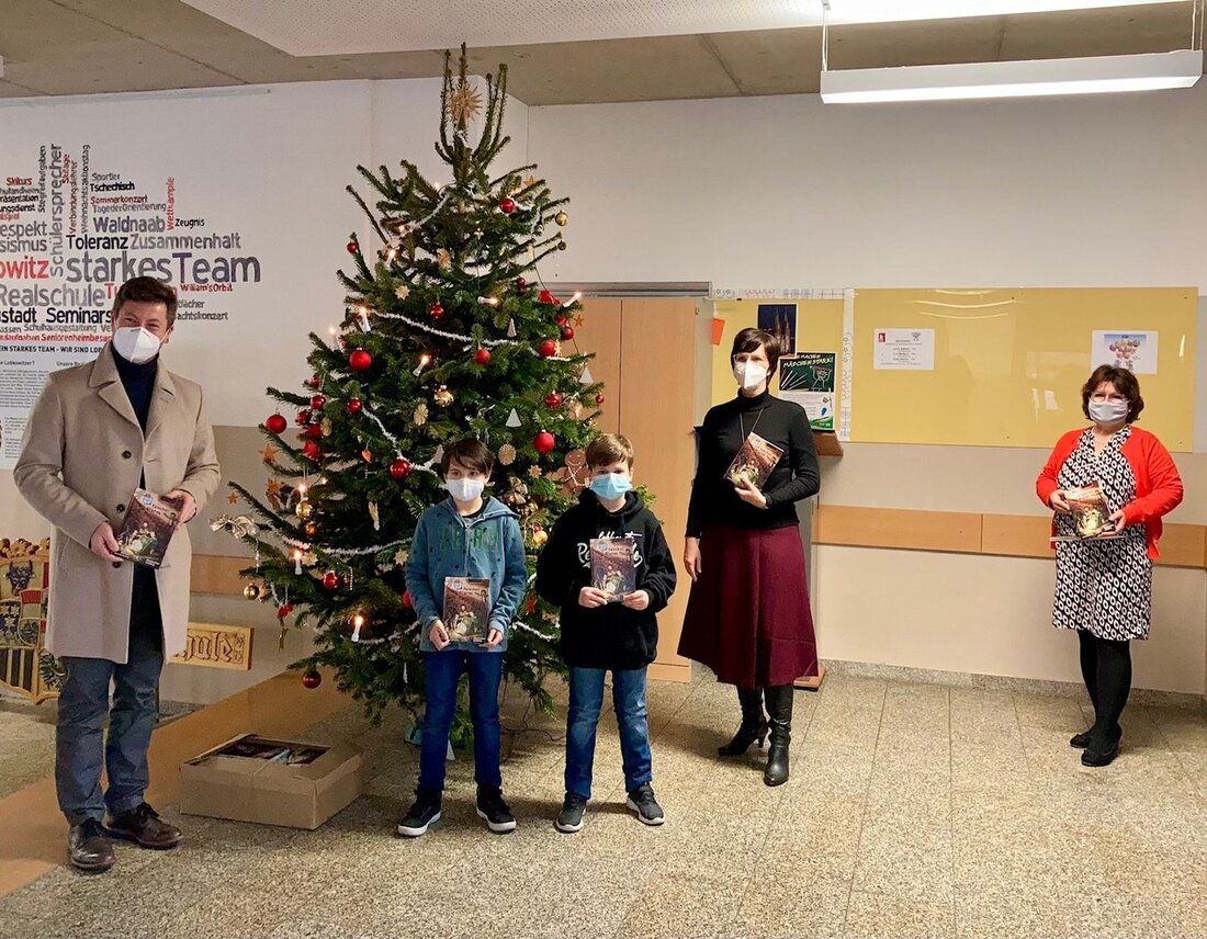 Neustadt/WN. Letzte Woche hatte die Lobkowitz-Realschule großes Glück: Unmittelbar vor dem Wechsel in den Distanzunterricht bzw. das Distanzlernen am Mittwoch, überreichte MdL Christoph Skutella mit viel Distanz und kontaktfrei persönlich [&hellip;]