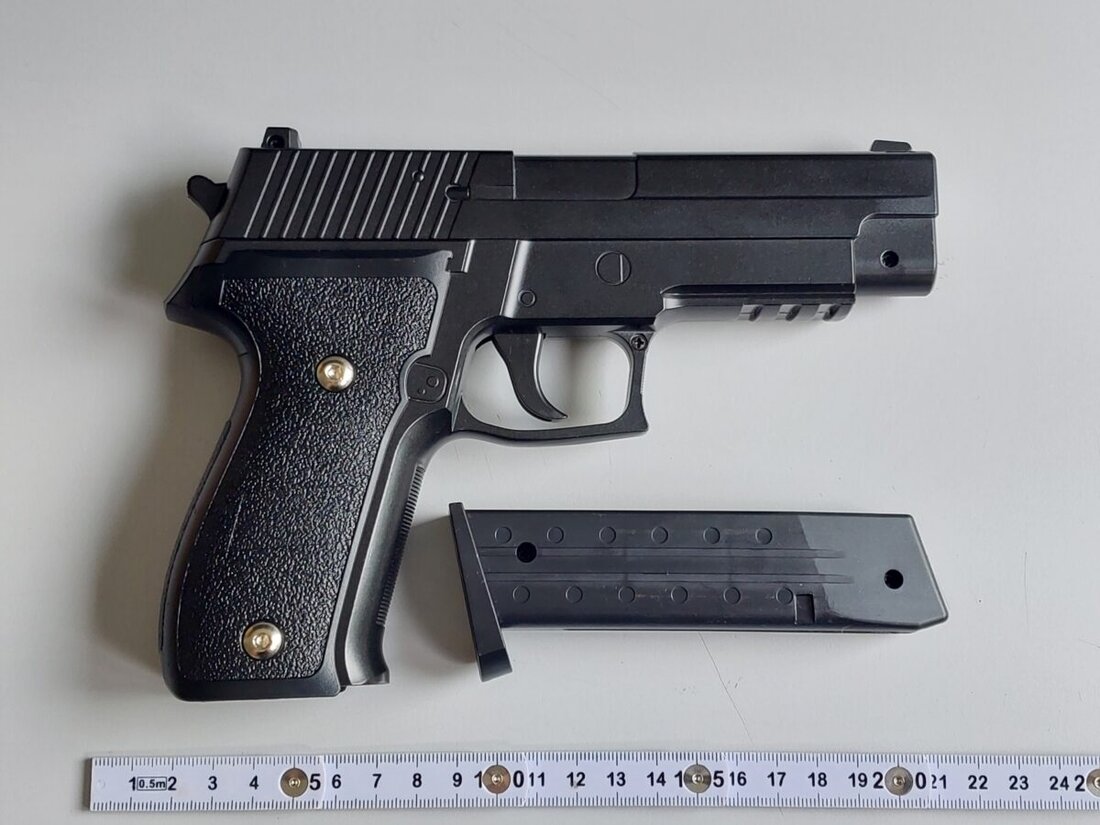 Waldsassen. Bei einer Grenzkontrolle nahe Waldsassen stellten Beamte der Bundespolizeiinspektion Waidhaus eine verbotene Softair-Pistole sicher. Der Vorfall ereignete sich am Dienstag während einer Routinekontrolle zu Tschechien. Ein 25-Jähriger geriet dabei ins Visier der Beamten.