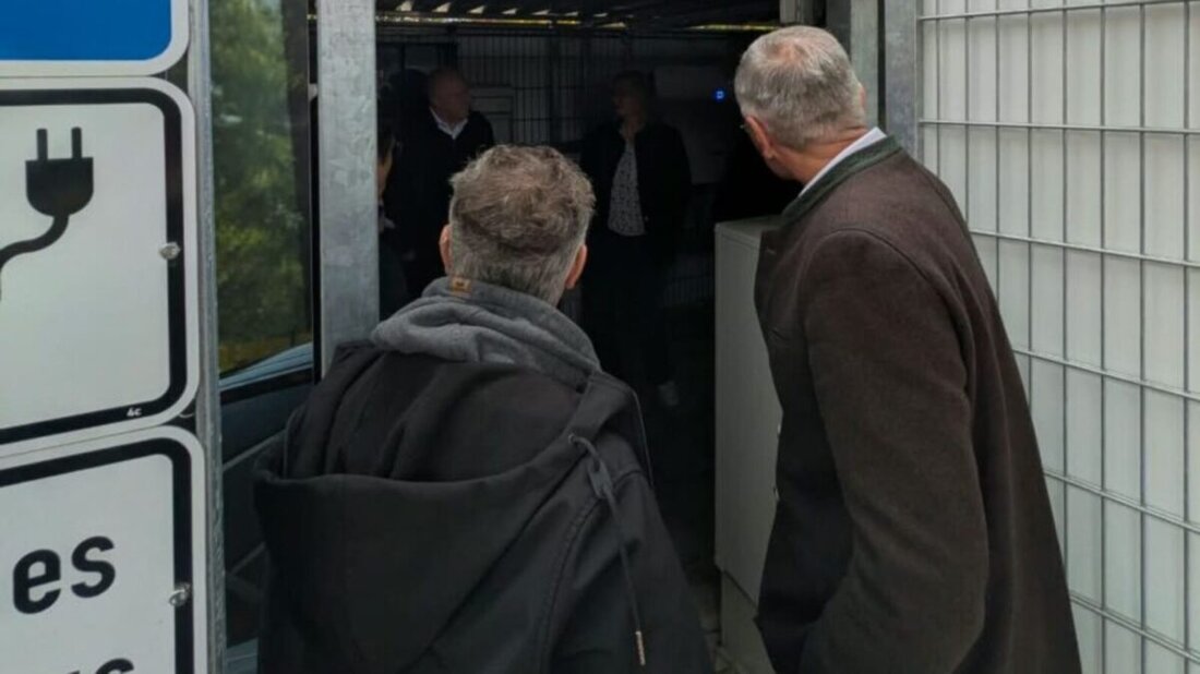 Schnaittenbach. CSU und CWU bringen für das Freizeitzentrum an der Badstraße ein energieautarkes Konzept nach Amberger Vorbild ein: Solar-Carports, Speicher und Wärmepumpe sollen Kosten senken, nun ist der Stadtrat am Zug.