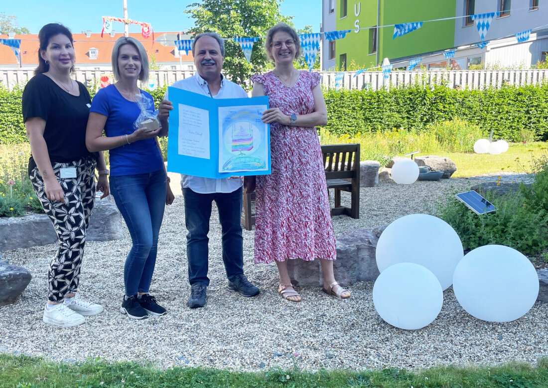 Weiden. Eine ungewöhnliche Spende lässt den Garten der Palliativstation am Klinikum erstrahlen. Esotec aus Weiherhammer stiftete Leuchtkugeln, Springbrunnen und Lampen im Wert von 2.000 Euro. Patienten und Team sind begeistert.