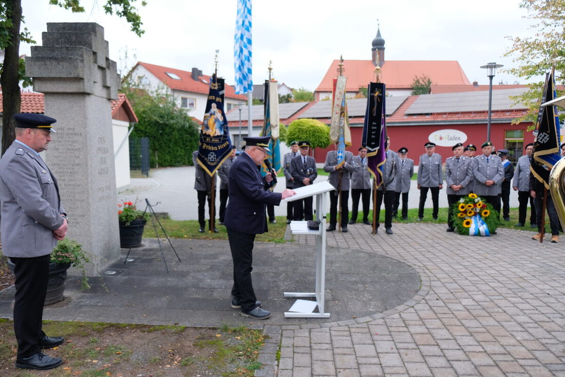 Vorbach. Bei Kranzniederlegung und Totenehrung rief der Bayerische Soldatenbund zur Erinnerung an Kriegsopfer sowie zu Toleranz, Völkerverständigung, Frieden und Versöhnung auf.