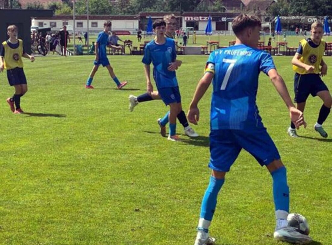 Rieden. Vom 3. bis 5. Juli 2026 lockt das Sommer-Fußball-Spektakel über 100 Mannschaften von Bambinis bis AH aufs Sportgelände. Auftakt Freitag 18 Uhr, Finale Sonntag 18.30 Uhr; Eintritt frei, Programm für Familien.