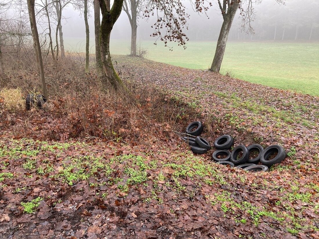 Kirchenthumbach. Am angrenzenden Wald zur B470 hat jemand einen Haufen Altreifen entsorgt. Die Polizei ist auf Hilfe angewiesen, um den Verantwortlichen zu finden.  Mitarbeiter der Straßenmeisterei Eschenbach haben am Parkplatz [&hellip;]
