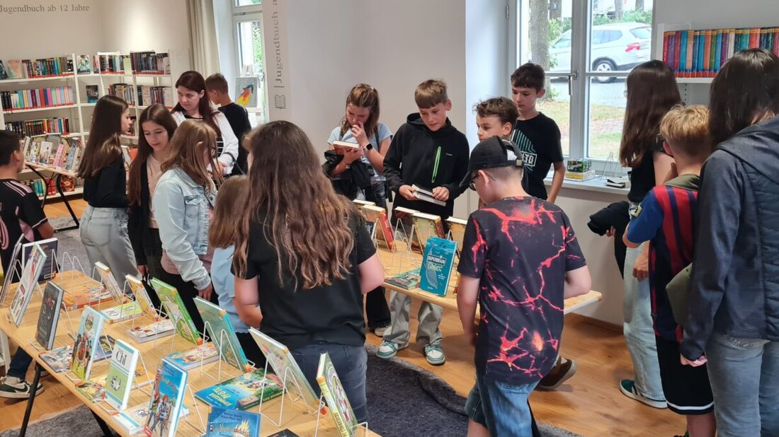 Eschenbach. Schlechtes Wetter zwang die Eröffnung des 17. Sommerferien-Leseclubs in die Räumlichkeiten der Stadtbibliothek; Schüler ab der vierten Klasse können exklusive Bücher ausleihen und Preise gewinnen.