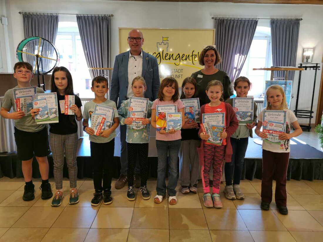 Burglengenfeld. Der Sommerferien-Leseclub der Stadtbibliothek stellte in diesem Jahr Rekorde auf: Über 120 Kinder und Jugendliche lasen 1.025 Bücher und wurden Ende September im Rathaussaal mit Urkunden und Gutscheinen geehrt.