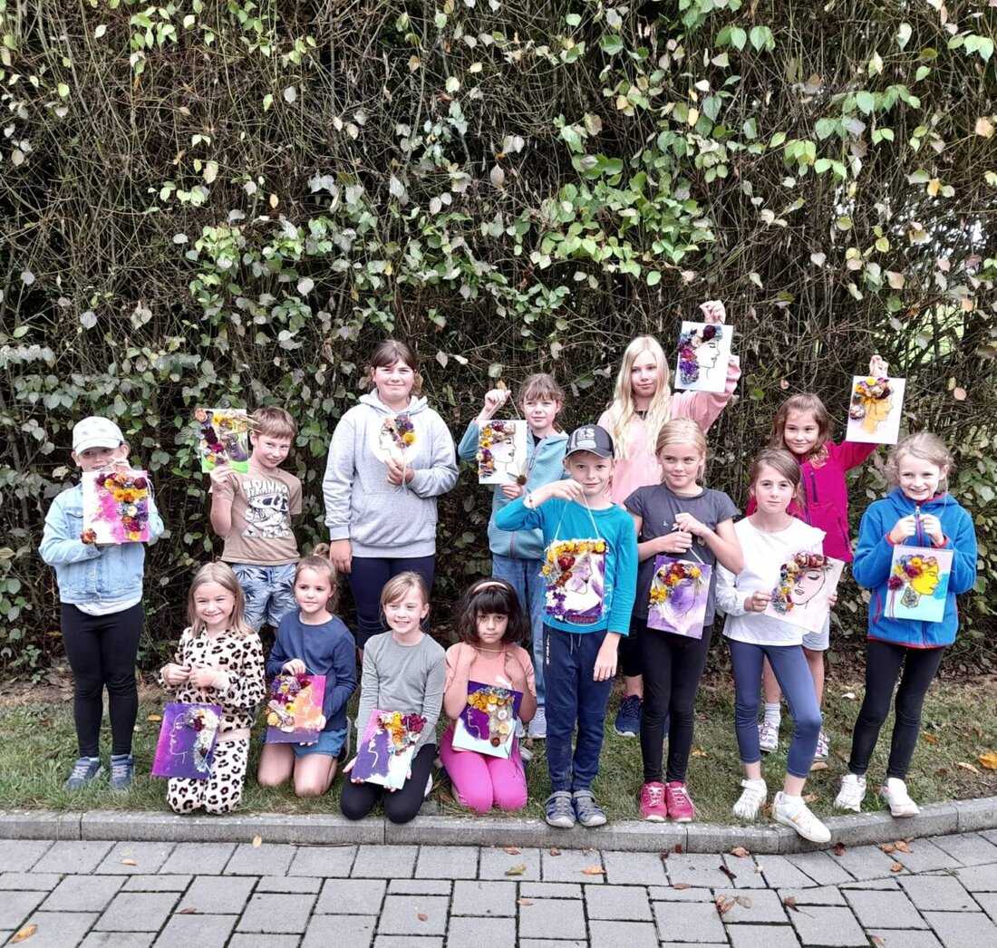 Burglengenfeld. Zahlreiche Kinder gestalteten Mitte August im Rahmen des Sommerferienprogramms zusammen mit Floristin Stefanie Feuerer kunstvolle Leinwandbilder mit Blumen. Die kleinen Künstler konnten ihre fertigen Kunstwerke mit nach Hause nehmen.