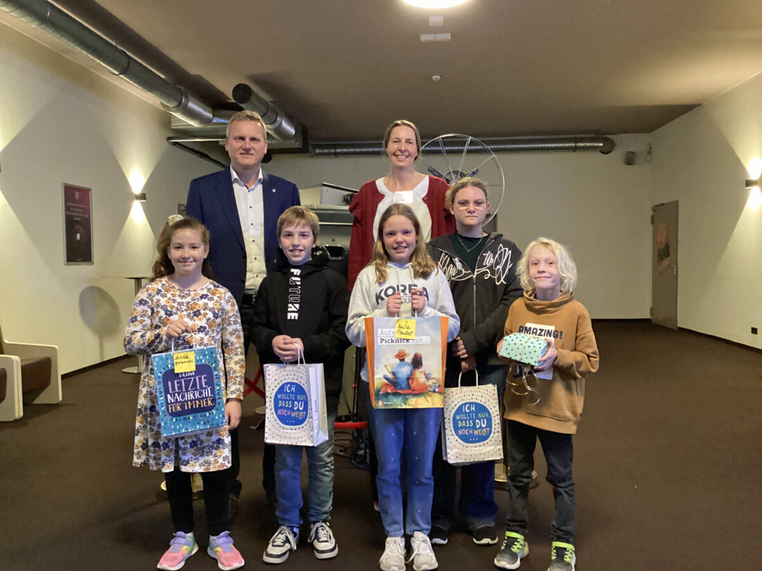 Maxhütte-Haidhof. Der Sommerferienleseclub 2025 begeisterte 130 Kinder, die in knapp zwei Monaten 1600 Bücher lasen, und endete am 16. Oktober 2025 mit Urkunden, Verlosung und Kino.