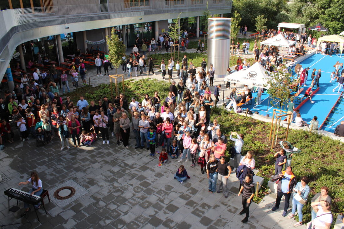 Kemnath. Über 1.000 Besucher feierten das 75-jährige Bestehen der Realschule am Tor zur Oberpfalz mit einem großen Sommerfest. Musik, Tanz und eine Ausstellung zur Schulgeschichte machten das Fest zu einem lebendigen Zusammentreffen.