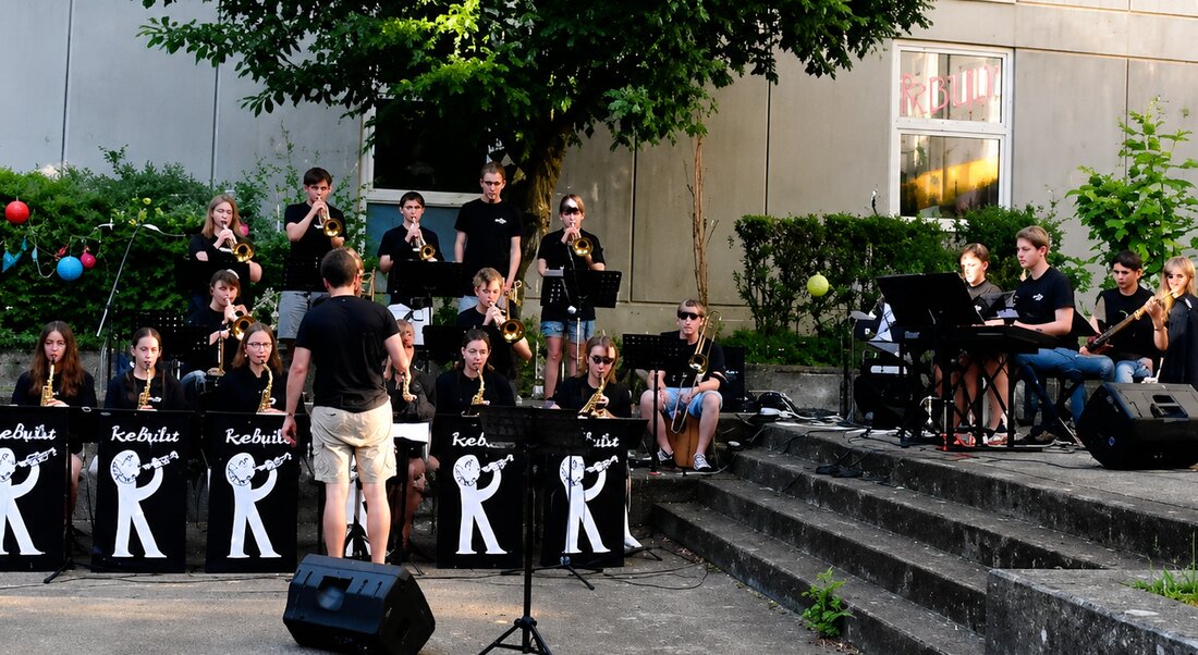 Weiden. Mit einem bunten Sommerfest verabschiedete das Kepler-Gymnasium ein ereignisreiches Schuljahr. Schulfamilie und Gäste genossen Bigbandklänge, Leckereien und Mitmachaktionen und abends legte DJ Tobi-B in der Osthalle auf.