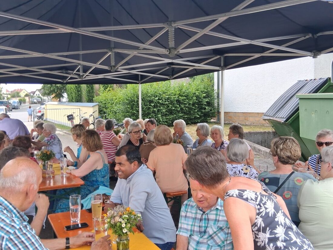 Weiherhammer. Bei Sonne und angenehmem Lüftchen feierten die Pfarrsenioren ihr Sommerfest mit rund 50 Besuchern, Musik von „Harmonika-Franz“ und herzlichen Gesprächen. Pfarrer, Vikar und Bürgermeister Julian Krauß waren dabei.