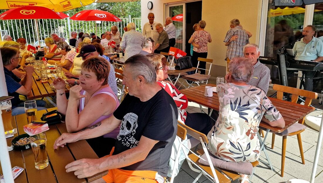 Weiden. Mit Musik von Markus Roth an der Hammondorgel und guter Stimmung feierte die SPD AG 60plus ihr Sommerfest am Kinderspielplatz Naabwiesen. Kaffee, Kuchen, Grillduft und viele Gäste sorgten für einen heiteren Nachmittag.