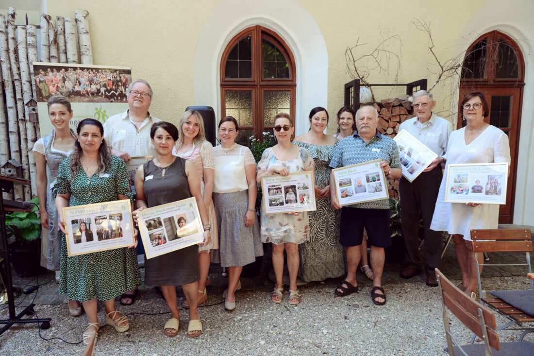 Amberg. Die Freiwilligenagentur feierte im Klostergarten ihr 15-jähriges Bestehen und stellte das Ehrenamt in den Mittelpunkt. Rund 70 Gäste, der Bieranstich des Oberbürgermeisters und 2.500 Euro Unterstützung prägten den Tag.