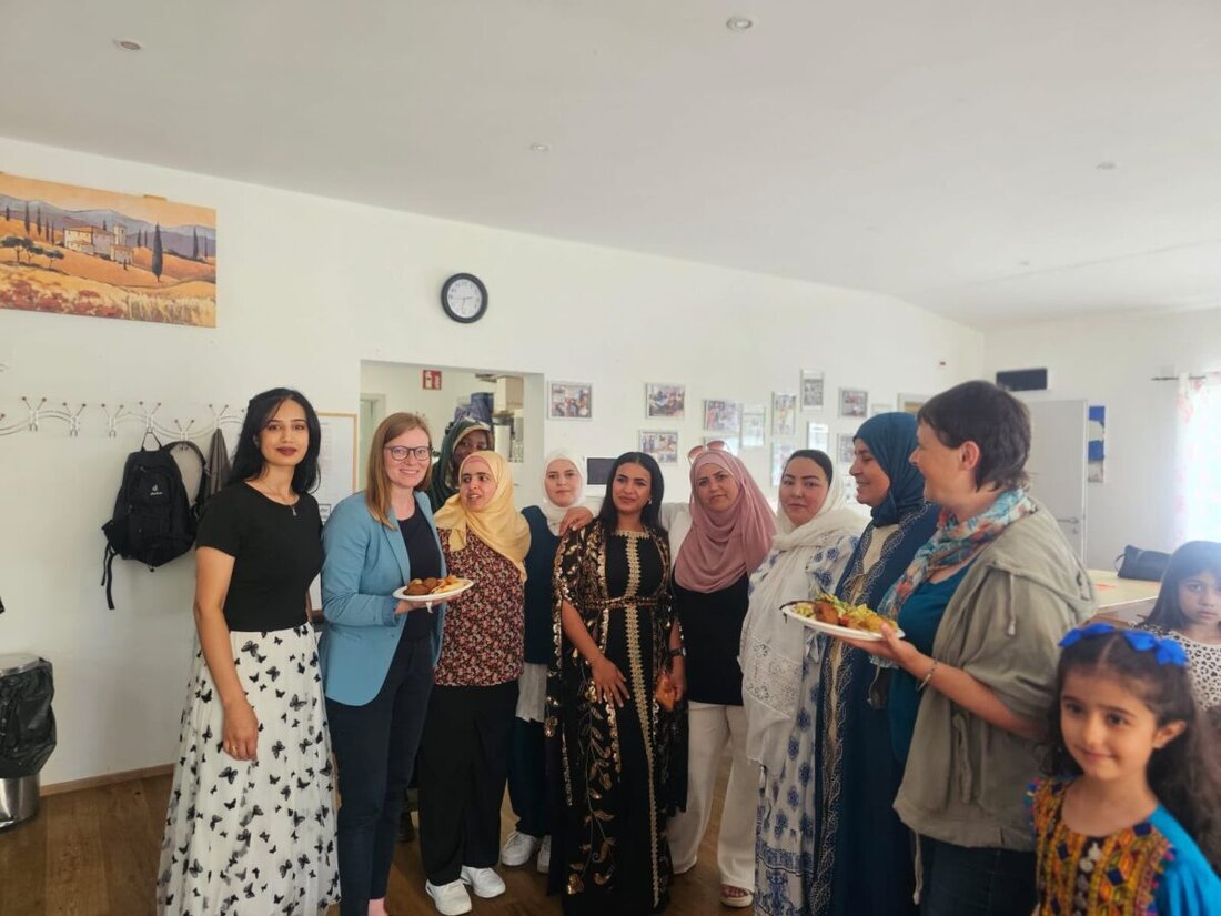 Weiden. Ein orientalisches Sommerfest feierte den Start von Näh- und Alphabetisierungskursen mit Kinderbetreuung beim Verein Kinderspielplatz Naabwiesen. Musik, Köstlichkeiten und viel Eigeninitiative zeigen gelebte Integration.