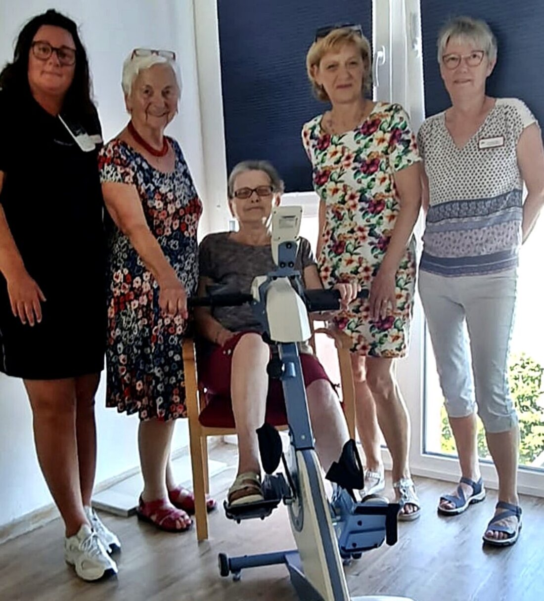 Weiden. Beim Sommerfest im AWO-Seniorenheim Hans Bauer wurde den Bewohnern ein neuer Hand- und Fußtrainer präsentiert, finanziert durch Spenden.