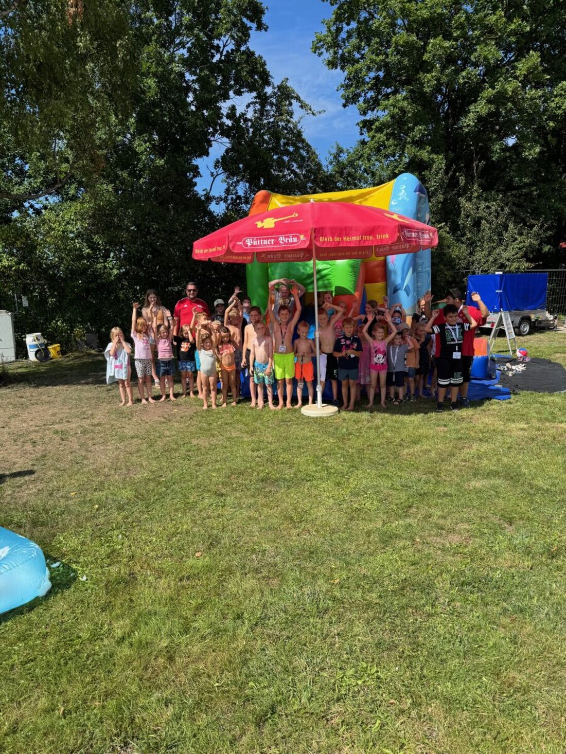 Dießfurt. Überwältigende Resonanz beim Ferienevent des FC Dießfurt mit 50 Kindern, die Spaß an Hüpfburg, Schaumparty und mehr hatten. Kostenlose Verpflegung und Unterhaltung auch für Eltern geboten.