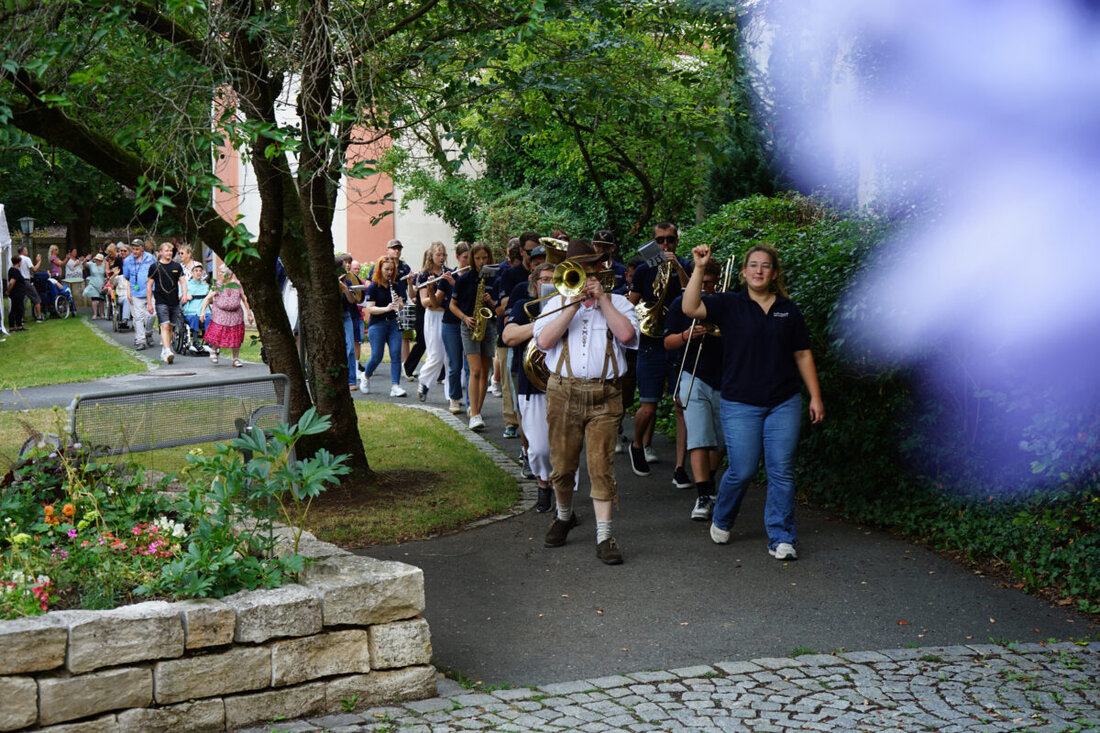 Michelfeld. Beim Sommerfest von Regens Wagner Michelfeld füllten Musik, Begegnungen und Aktionen den Klosterpark. Menschen mit und ohne Behinderung, Familien und Gäste aus der Region feierten bis in den späten Nachmittag.