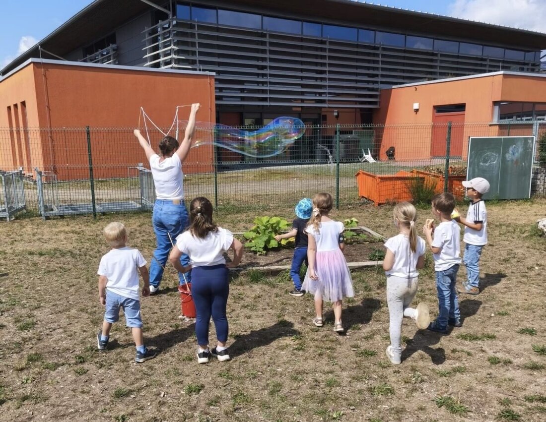 Weiherhammer. Trotz anfänglicher Wolken feierten Kinder, Familien und Gäste ein fröhliches Sommerfest in der BRK-Kita. Programm, viele Mitmachstationen und ein Eiswagen sorgten für strahlende Gesichter und großen Applaus.