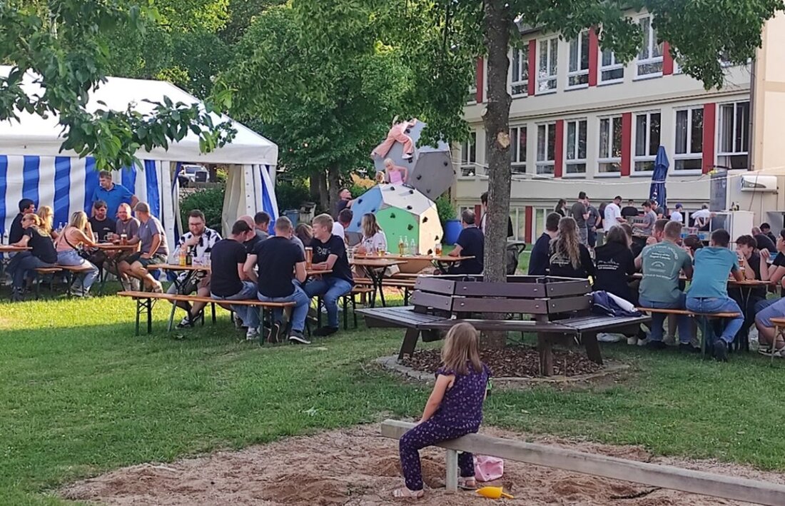 Schlammersdorf. Ein kurzer, heftiger Gewittersturm zerlegte kurz vor dem Sommerfest die Pavillons des Schützenvereins. Danach füllten sich Zelt und Platz schnell. Gefeiert wurde ausgelassen mit Pizza, Bar und Spielplatz.