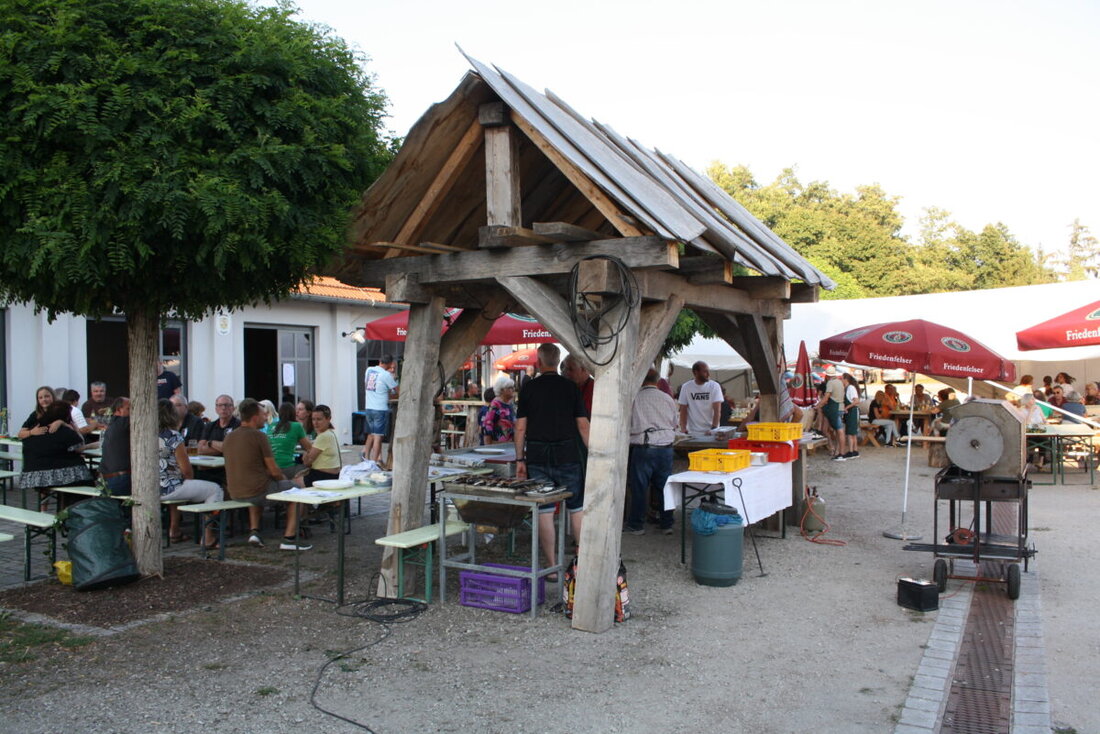 Trabitz. Der Obst- und Gartenbauverein lockte zum dritten kulinarischen Sommerfest rund 200 Gäste an, setzte auf Genuss statt lauter Musik und bot Kinderschminken. Auch die CSU feierte und erinnerte an 70 Jahre Ortsverband.