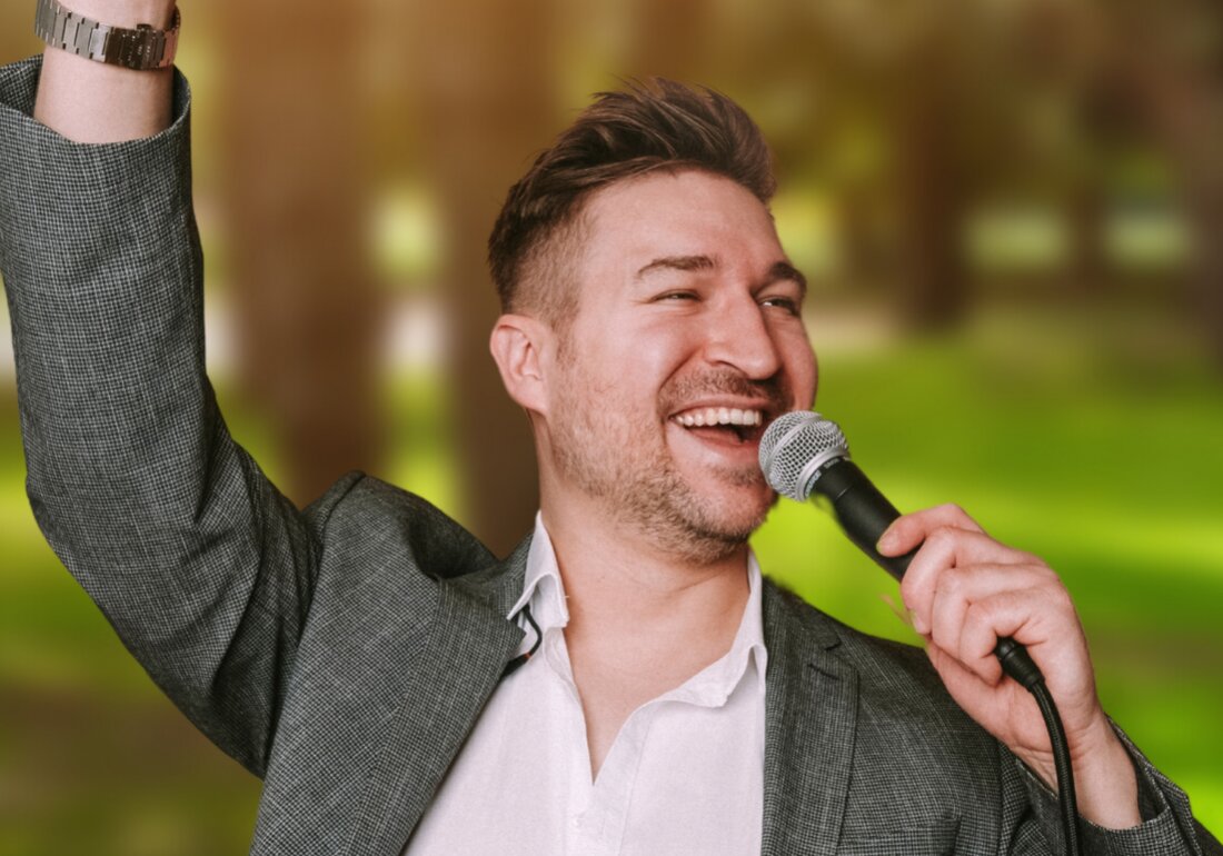 Pleystein. Christoph Baierl lädt zum Sommerkonzert "20 Jahre Christoph Baierl" in Pleystein, Parkanlage am Stadtweiher, ein, um sein 20-jähriges Bühnenjubiläum mit deutschen Klassikern und romantischen Balladen zu feiern. Tickets sind online auf okticket.de erhältlich.