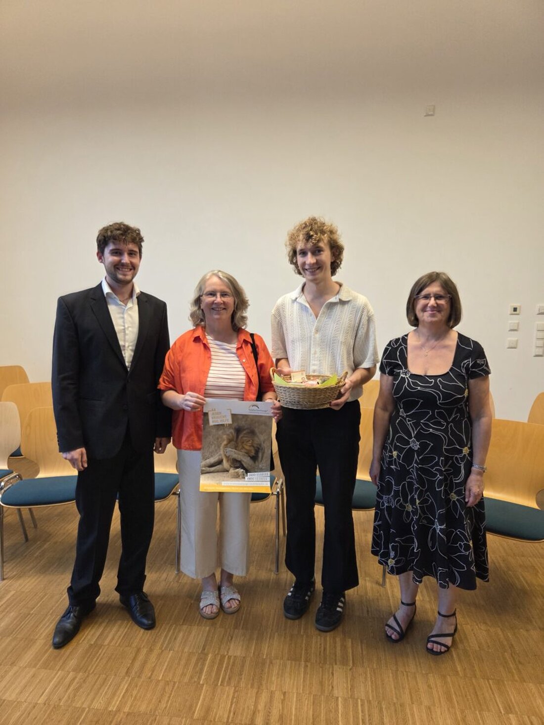 Weiden. Unter dem Motto „Warme Klänge und Texte von Hermann Hesse“ begeisterte am Sonntag, 19. Juli 2026, das Sommerkonzert des Kirchenchors Herz Jesu im voll besetzten Pfarrheim. 560 € gehen an Kirchenmusik und Telefonseelsorge.