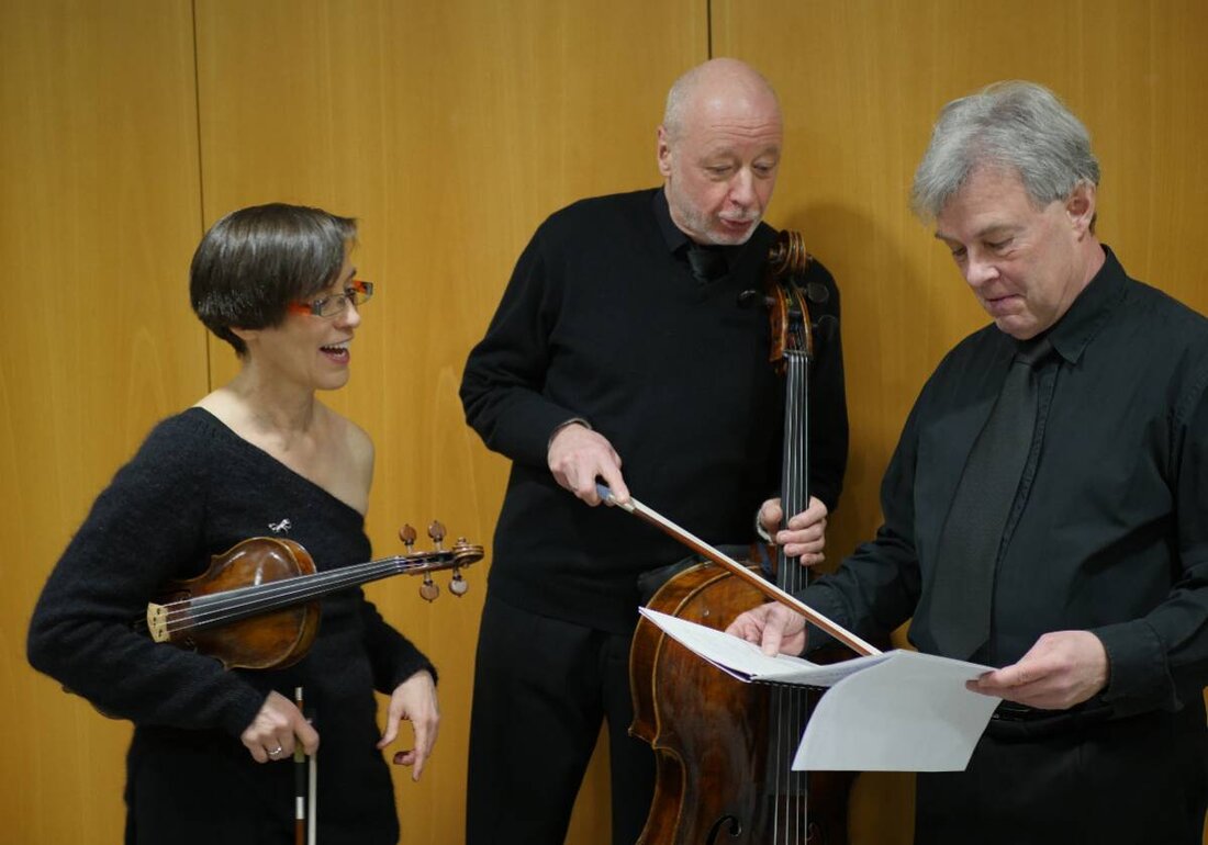 Weiden. Der Benefizabend "Sommerlichter 2025" mit dem Adamar - Trio Regensburg wird von Adventslicht für bedürftige Menschen in der Max-Reger-Halle in Weiden organisiert. Die Veranstaltung am 13. Juli 2025 um 19.00 Uhr unterstützt das Projekt "Bedürftigen-Speisung", Tickets sind auf okticket.de erhältlich.