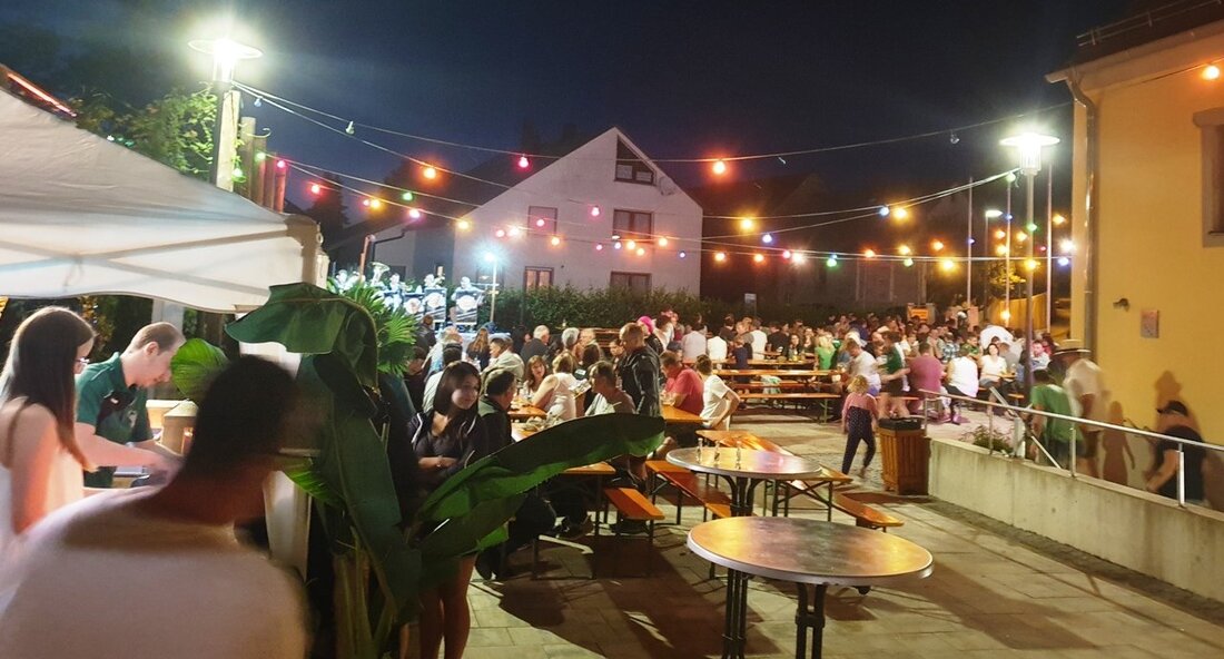 Eslarn. Palmen und Schilfrohrmatten zieren die Bar, Lichterketten und Strahler beleuchten den kompletten Vorplatz und das Kommunbrauhaus: Beim Sommernachtsfest ließ die Schützengesellschaft Hubertus Eslarn Urlaubsstimmung aufkommen.  Das Wetter spielte perfekt [&hellip;]