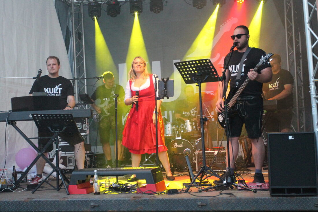 Neukirchen zu St. Christoph. Das 75-jährige Bestehen der DJK Neukirchen wurde mit einem Sommernachtsfest gefeiert, inklusive Musik von der Band "Kult". Trotz Regenwolken am Morgen fand das Fest trocken statt, mit Spielen und Fußball für die Kinder und einem vielfältigen Musikprogramm.