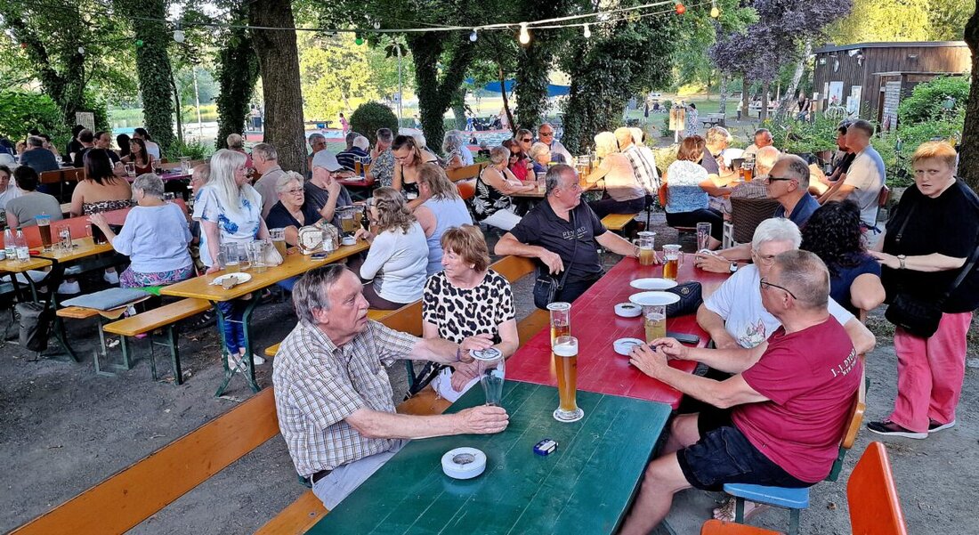Weiden. Unter den Kastanien im Biergarten des Stadtbades feierten Gäste ein Sommernachtsfest mit Musik, Tanz und viel Witz. Alleinunterhalter Markus vom Hammerweg traf mit „A Musi und a Gaudi“ den Geschmack des Publikums.