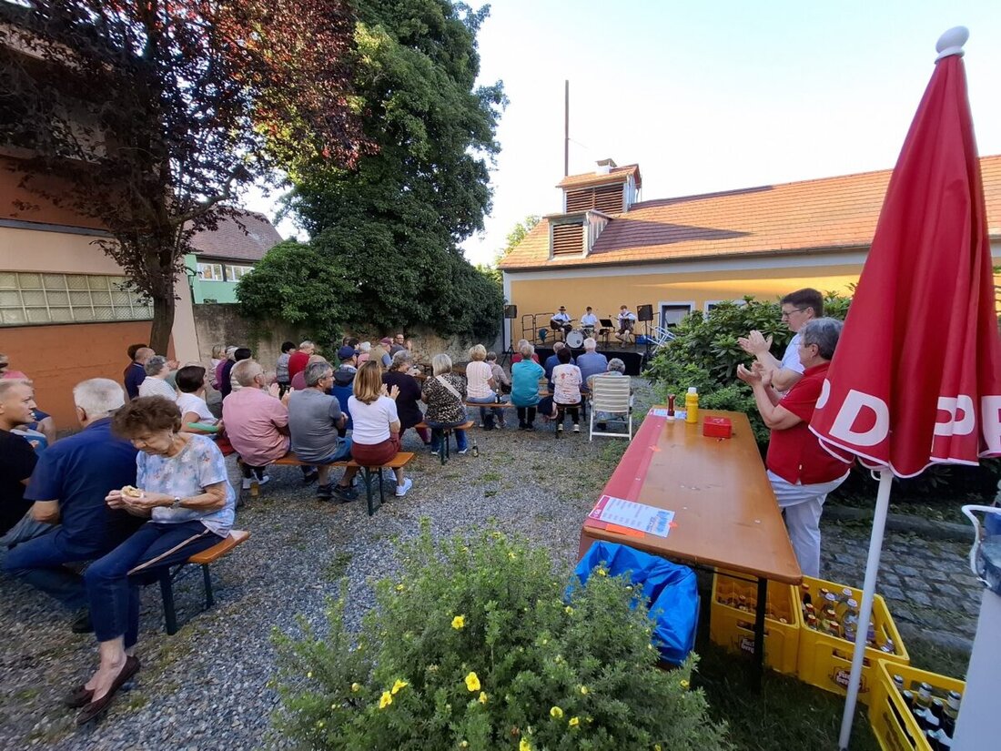 Eslarn. Bei sommerlichem Wetter feierte die Sommerserenade des SPD-Ortsvereins ihr Comeback, rund 80 Gäste genossen das Weizen-Trio und den Neustart nach einjähriger Pause. Fortsetzung am 16. Juli und 23. Juli.