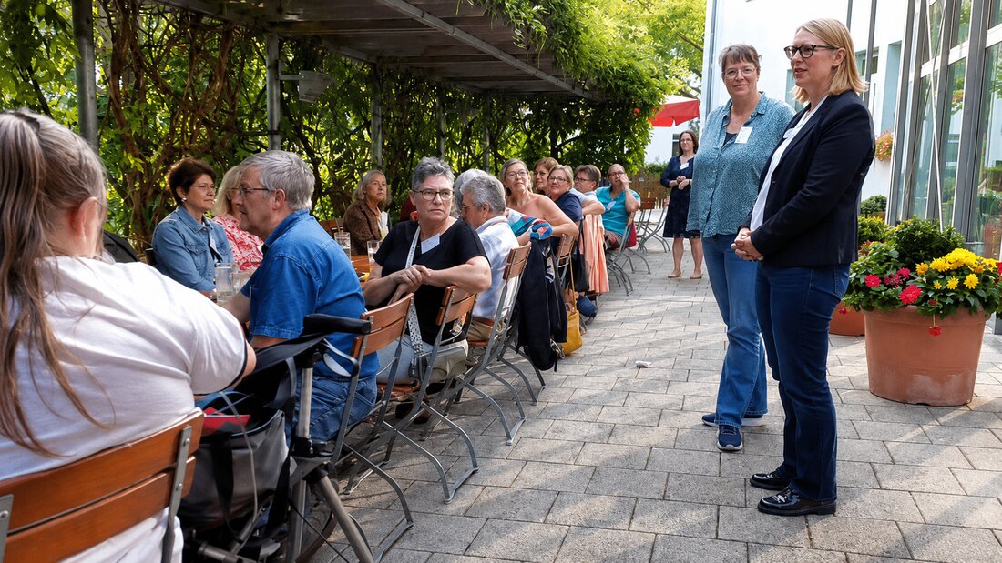Amberg. Beim Sommerstammtisch der Kontaktstelle für Selbsthilfegruppen dankte die Stadt ehrenamtlichen Aktiven und förderte Austausch. 38 Teilnehmende zeigten, wie lebendig die Selbsthilfe in Stadt und Landkreis ist.