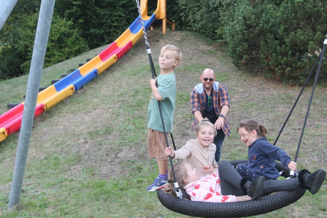 Georgenberg. Strahlender Sonnenschein und über 20 Grad lockten am Samstag, 12. September, viele Familien zum Spielplatzfest der Siedlergemeinschaft ins Baugebiet Mitteräcker. Kinder hatten großen Spaß.