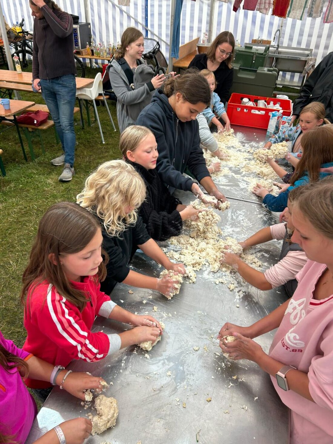 Freudenberg/Etzenricht. 46 Kinder starteten ins Zeltlager der UPW in Freudenberg mit einem Programm voller Abenteuer, das trotz Regens begeisterte. Sonnige Tage ermöglichten sogar einen Freibadbesuch, Höhepunkte waren eine Fackel- und Fledermauswanderung sowie eine Kinderdisco.