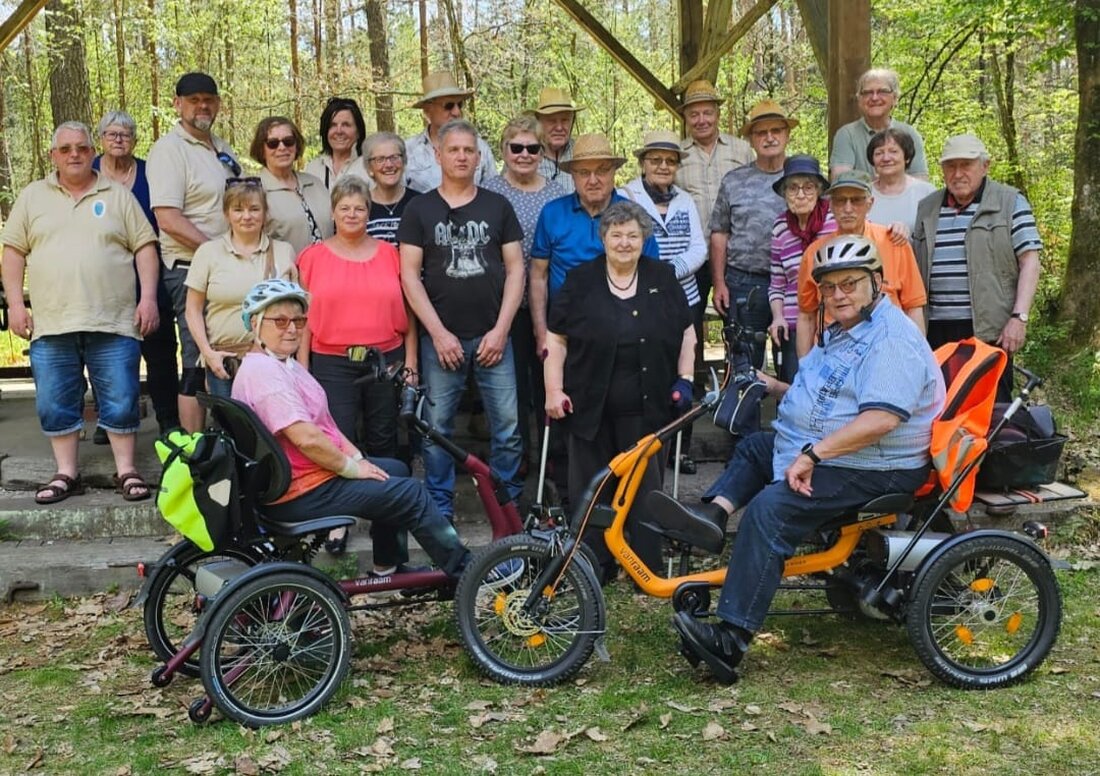 Mantel. Über 35 Mitglieder und Gäste nahmen an der Maiwanderung 2025 des OWV Mantel teil, genossen Essen und Getränke im Waldforum Rupprechtsreuth und planten eine Wiederholung für das nächste Jahr.